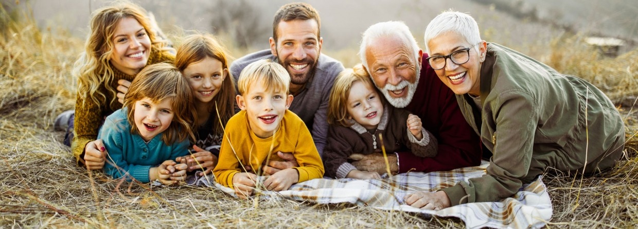 Gelukkig familie ontspannen op het veld